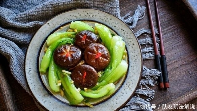 香菇|香菇与油菜简直天生一对,是维生素宝库,多加一个步骤翠绿又美味