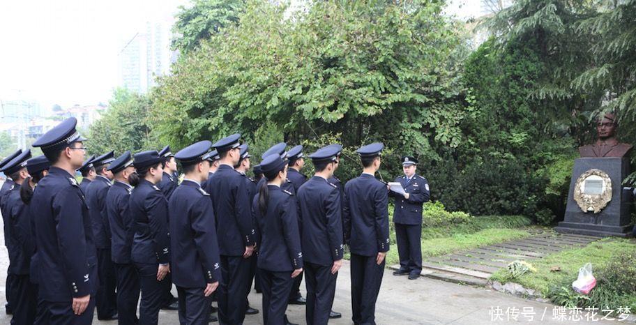 歹徒|25岁警察只身追歹徒身中27刀殉职, 10万群众送行, 局长亲自抬棺!