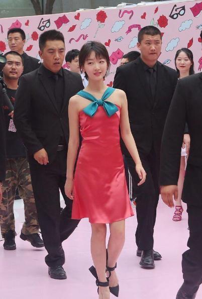  气质|周冬雨气质绝了, 连红配绿都能驾驭, 时尚感普通人比不了