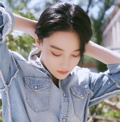  予晒|张馨予晒厨房做饭照，有谁注意她的双手？是否摆拍一目了然