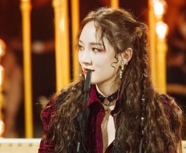  扇子|《乘风破浪的姐姐》三公结果公布，孟佳淘汰，金莎王霏霏泪洒现场