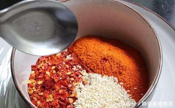 学会|做辣椒油时,不要直接淋油,学会这几个小技巧,红得发亮,香喷喷