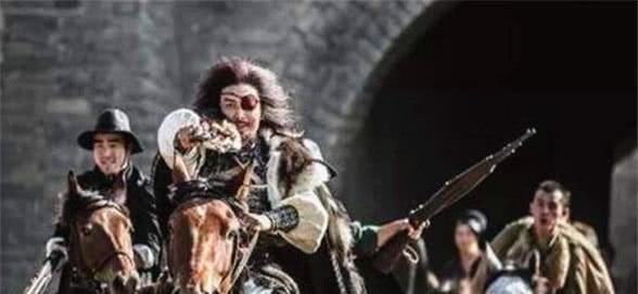 路上|他辞官回家的路上遇到强盗,打开他的行李后,强盗却跪送