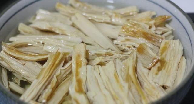 大厨|腐竹不要直接用清水泡大厨教你1招,1分钟泡发,美味又筋道