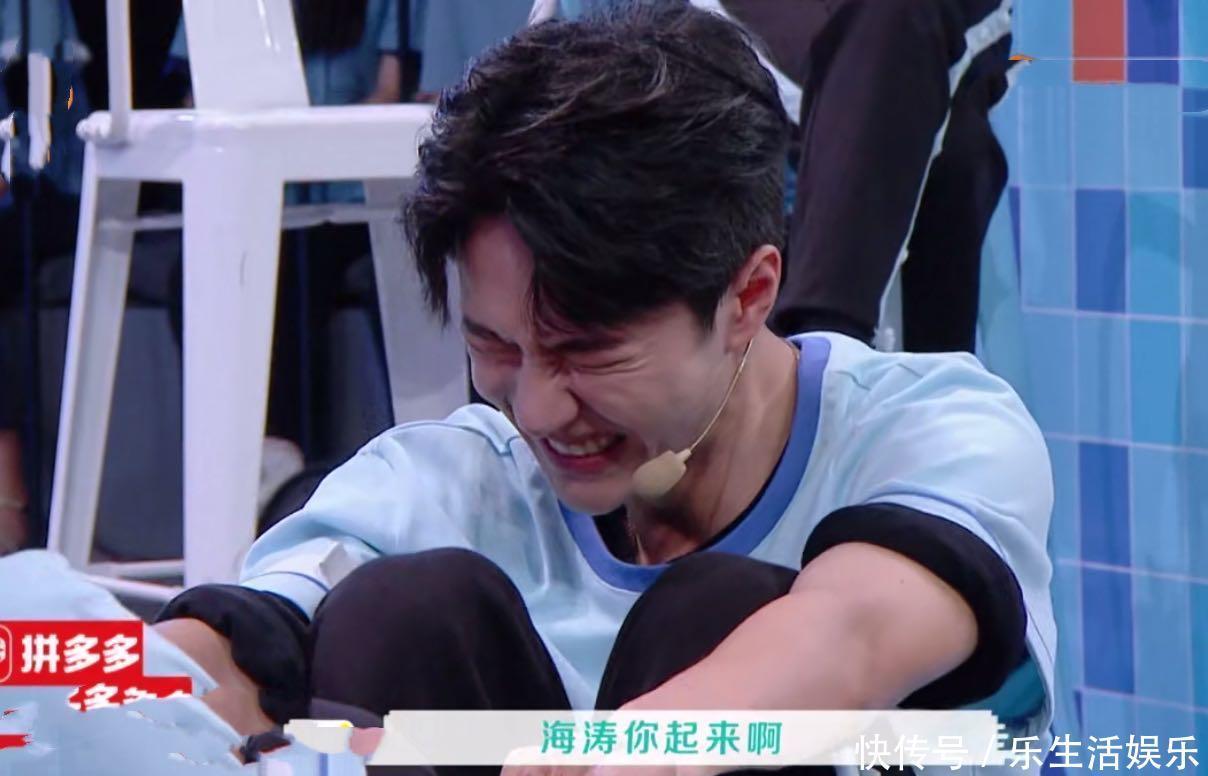 快本|王一博《快本》现场“咬面包”,做游戏笑出表情包,眼角纹太抢镜