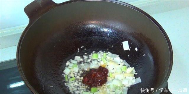 锅内加入|干豆腐不是只能凉拌吃,这样做更诱人,香辣入味,比吃肉过瘾