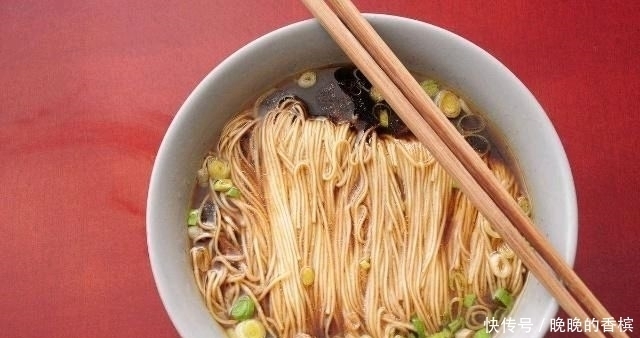 人都会觉得|小伙卖“良心”面,10元一份,免费加面,顾客套路太深,吃不起