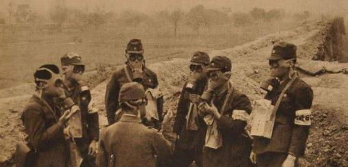 路过|鬼子躲在炮楼中，苏联兵久攻不下，中国老农路过说这还不简单