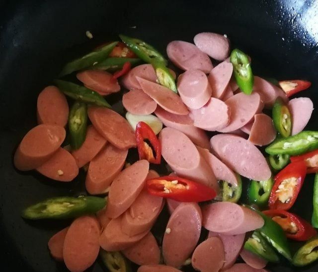 味儿|茴香球炒火腿肠,淡淡的茴香味儿,颇有点西芹的口感,味道好极了