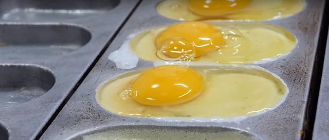 街头|大姐街头卖“煎蛋糕”小吃,分量足味道好,6块就能管饱