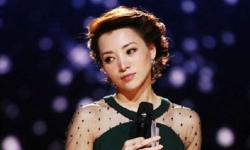 最美|她是央视最美主持人,23年不化妆不恋爱,今46岁仍似少女