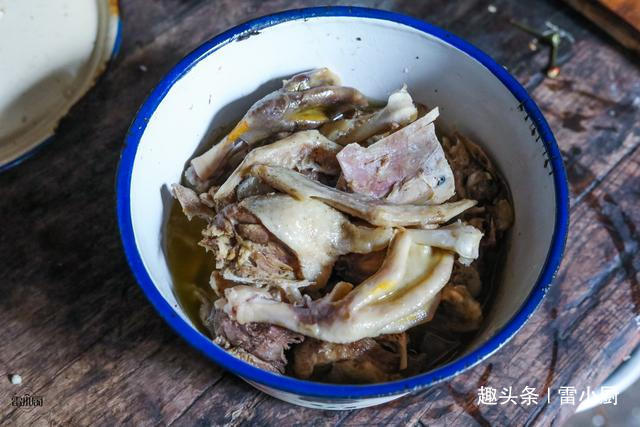 招待|舅舅一家来做客，妈妈做了8个农家菜招待，网友真富有