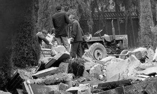 卖国贼|1958年,人们把这个“卖国贼”遗骨挖出,挂在拖拉机上游街示众