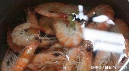 虾肉里面|白水煮虾时，用冷水还是热水，很多人做错了，难怪腥味重