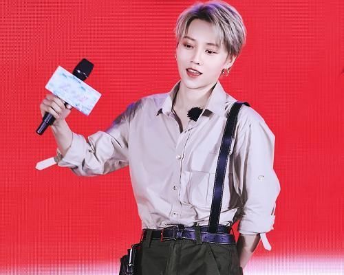  谦虚|THE9和极挑成员拍合照，虞书欣安崎第一反应是抢C位，刘雨昕却很谦虚