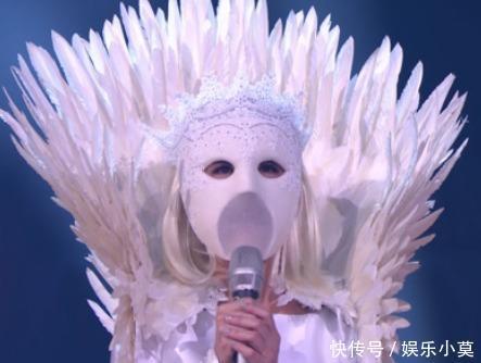 选手|蒙面唱将:选手服装意外掉落,评委尴尬转过身,现场不淡定了