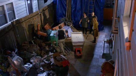 改造|真人秀盯上凶宅大改造!清洗陈年血迹,撬开躺过死尸的地板…