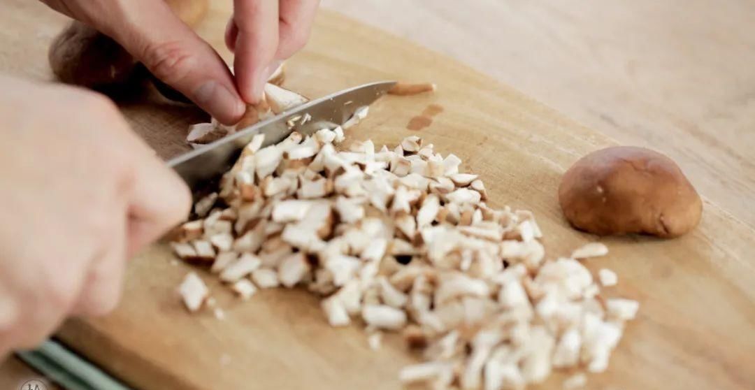  面粉|皮薄馅厚，内在鲜美的柳叶素菜包，热腾腾的来上一笼可好？