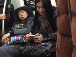 美女|搞笑GIF:糖醋鱼,红烧肉,方便面,老干妈......美女这是梦到了什么?