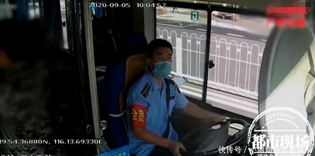 正面|场面太惊险!男子公交车上持刀伤人,乘务员正面搏斗缝了22针