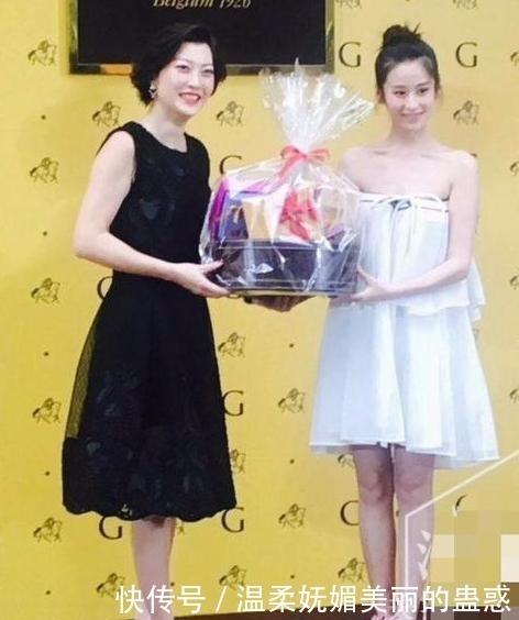 钻戒|颖儿婚后首现身,孕味十足排骨胸不见,手上大钻戒抢镜