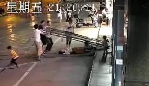  勇敢|临街玻璃门突然倒下勇敢妈妈用手撑扶