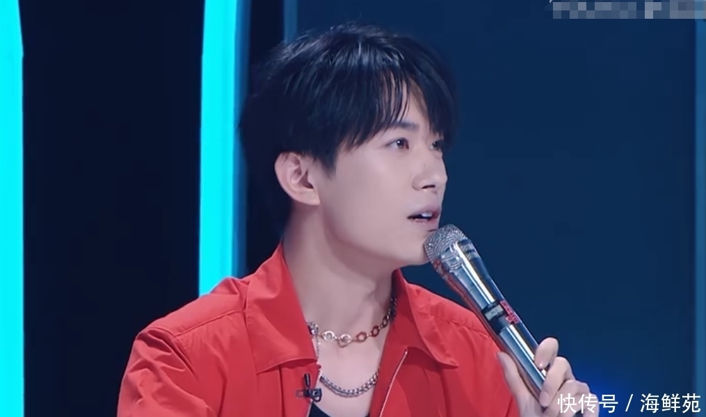  舞台上|千玺在舞台前当导师点评，台上的选手是前队长，对他的称呼很暖心