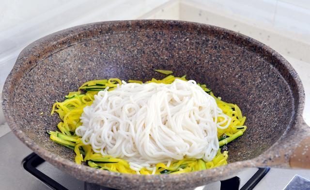 清甜|三伏天不吃这菜,到秋天就老了,炒米粉脆嫩又清甜,皮都不用去