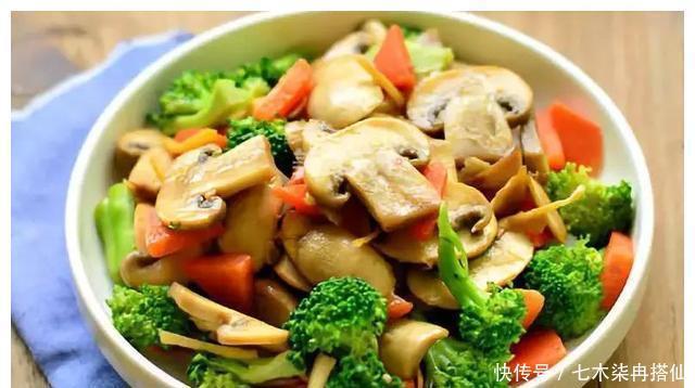 家味|家味美食胡萝卜炒鸡蛋,回锅肉,西兰花炒蘑菇,青椒酿肉的做法