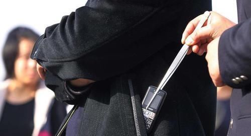 女儿|公交车上女儿哭喊脚疼，宝妈低头一看立马报警，乘客夸赞孩子机智