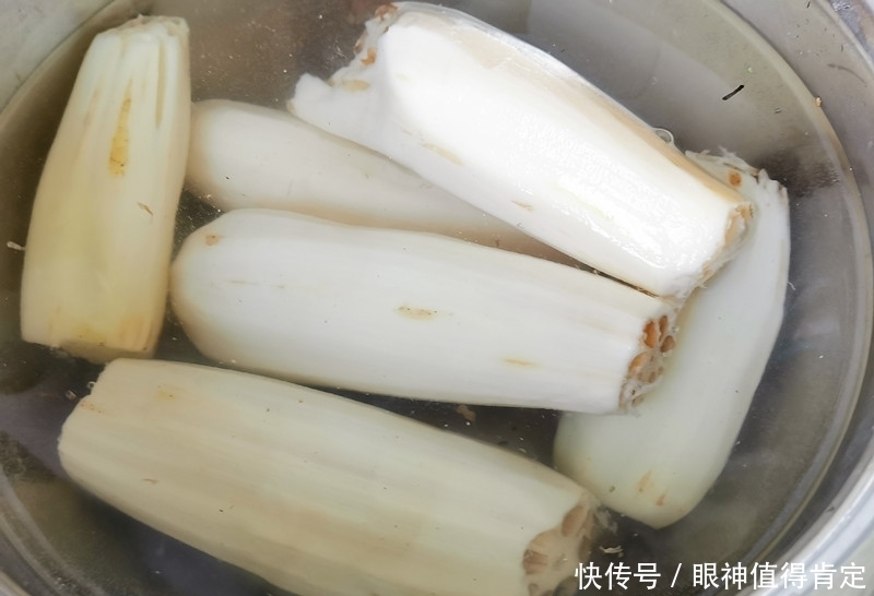 汤汁|初秋，白莲藕这样做又香又面，汤汁拌饭丁点不剩，家人都爱吃！