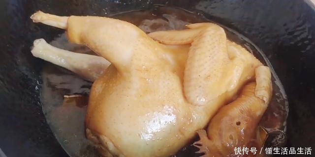  清洗干净|吃了30几年的鸡，这做法最好吃，整只鸡丢进锅里，全家人抢着吃