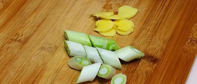  做法|炖鸡时先焯水，还是直接炖，都不对！教你正确做法，肉不柴汤更鲜