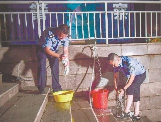  划船|划船上班帐篷办公，民警江中护平安