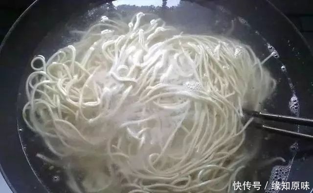 好吃|面馆师傅煮面条时,很多人少做了这2步,难怪面条不好吃