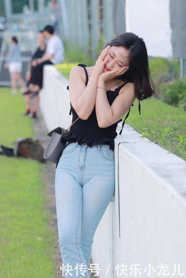 美感|时尚穿搭，展现女性的简约清新美感，给人美丽典雅的感觉