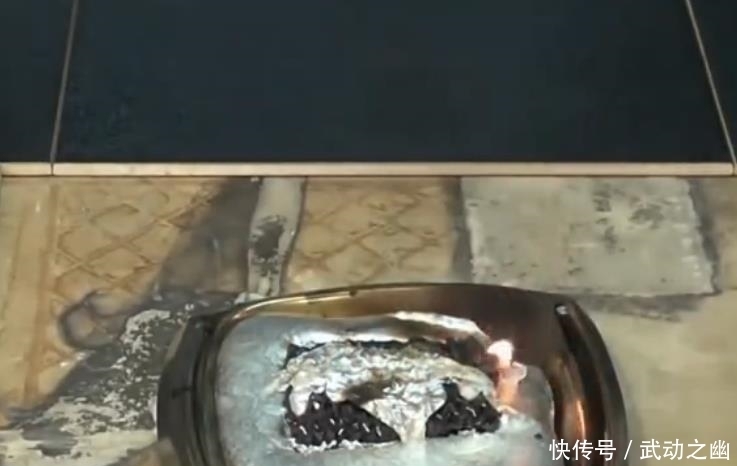 惊奇不已|男子好奇把铝水倒在方便面上,出现的结果让人惊奇不已