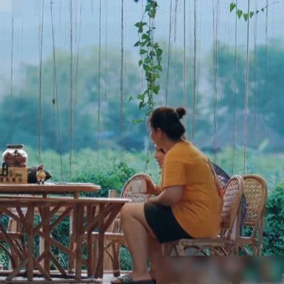 主动|村妇主动靠近张子枫时,谁注意子枫下意识反应素质装不来的