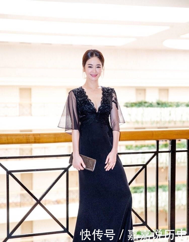 十足|左晓卿很有“阔太太”气质范,穿黑色连衣裙优雅大气,贵气十足