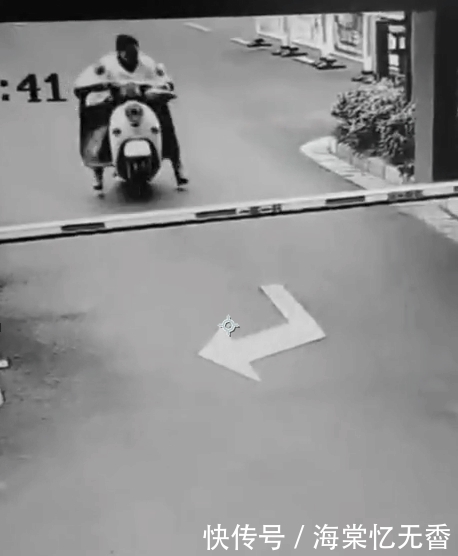  电瓶车|遇见紧急情况全靠反应, 大姐这种骑电动车的方式, 网友: 匪夷所思