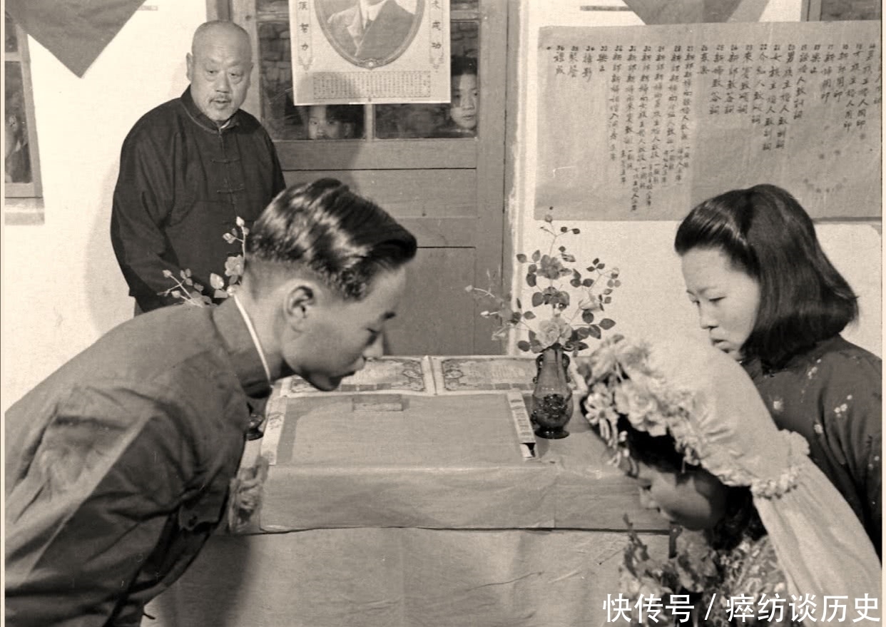世纪|20世纪40年代的一组老照片,夫妻婚宴办的很简单,脸上也没有笑容