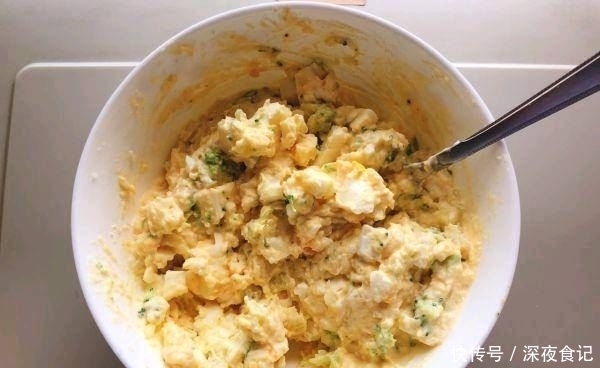  轻松|煮蛋时再加入一个样品，轻松剥皮，鸡蛋又滑又嫩