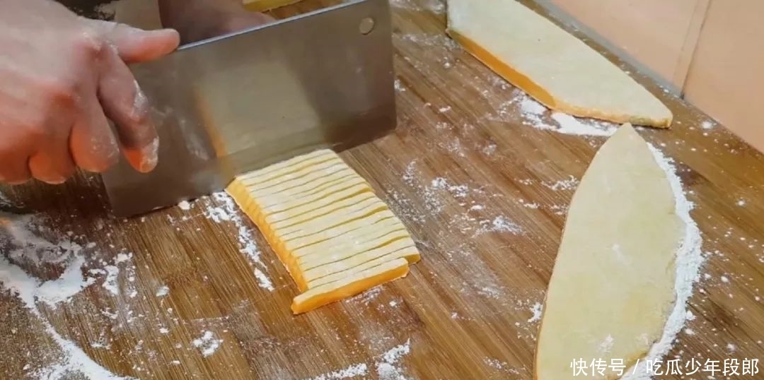 零食|5个鸡蛋,1斤面粉,锅里一炒,做出创意小零食,比蛋糕好吃十倍