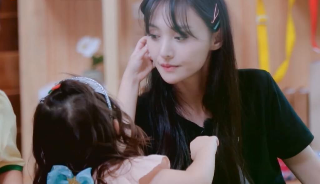 小女孩|小女孩伸手撕郑爽痘痘贴,谁注意她的下意识反应真实性格装不出来