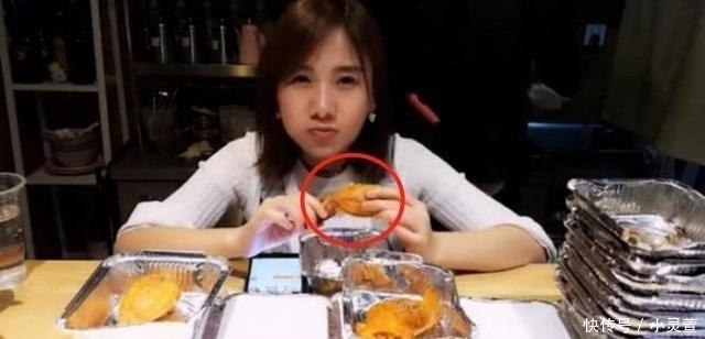 看起来很|密子君直播吃30个鸡翅包饭,镜头拉远后,食物“变形”了