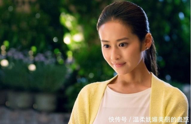 钻戒|颖儿婚后首现身,孕味十足排骨胸不见,手上大钻戒抢镜