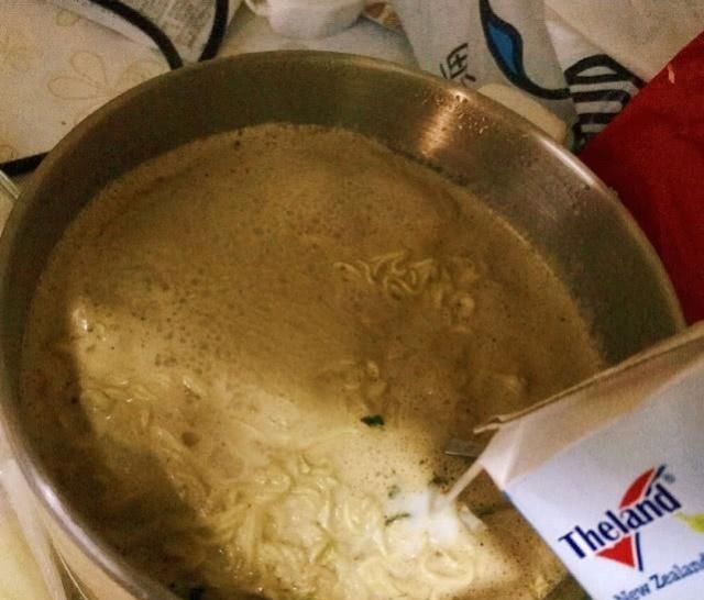 啥样|泡面能被熊孩子“作”成啥样?忍了牛奶泡面,看到酒杯泡面:人才