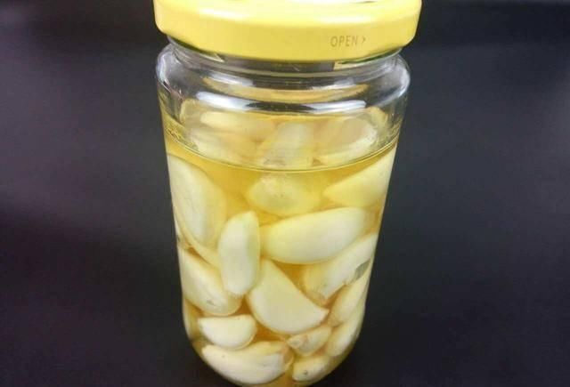 把干燥|买回来的大蒜老是发芽菜农教我这招,存放一年都不会发芽了