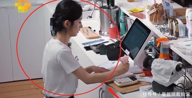  仓鼠|《中餐厅》开业，赵丽颖“仓鼠式”藏钱，这也太接地气了吧