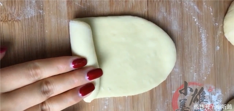 放进|把8个面团放进电饭锅里,不加一滴水,刚出锅就被抢吃光